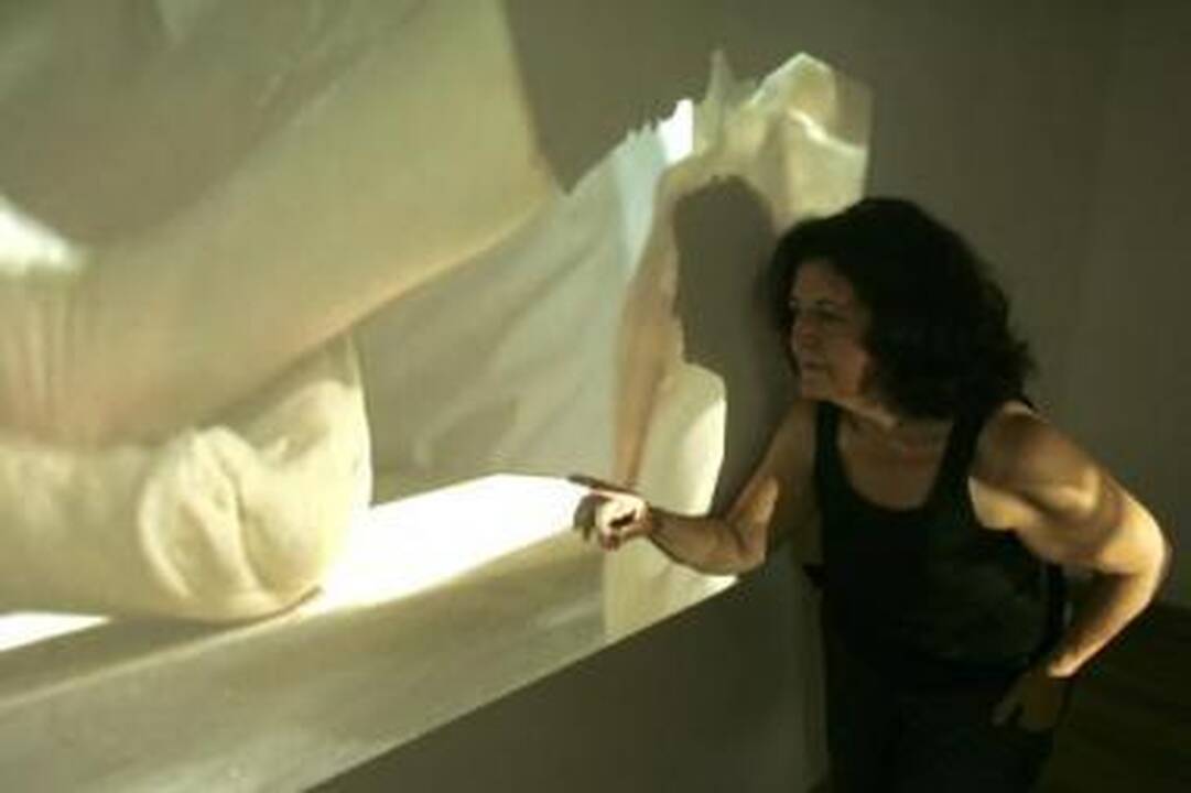 Atmintis: katalonės X.Castillo video instaliacijoje pagrindinis dėmesys skiriamas minkymo veiksmui, kuris, pasak autorės, primena kolektyvinę atmintį.