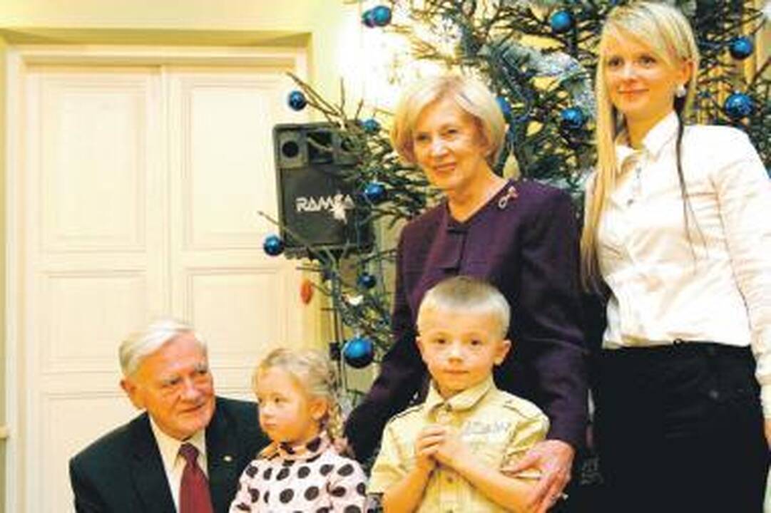 Saldainiai iš Prezidento rankų