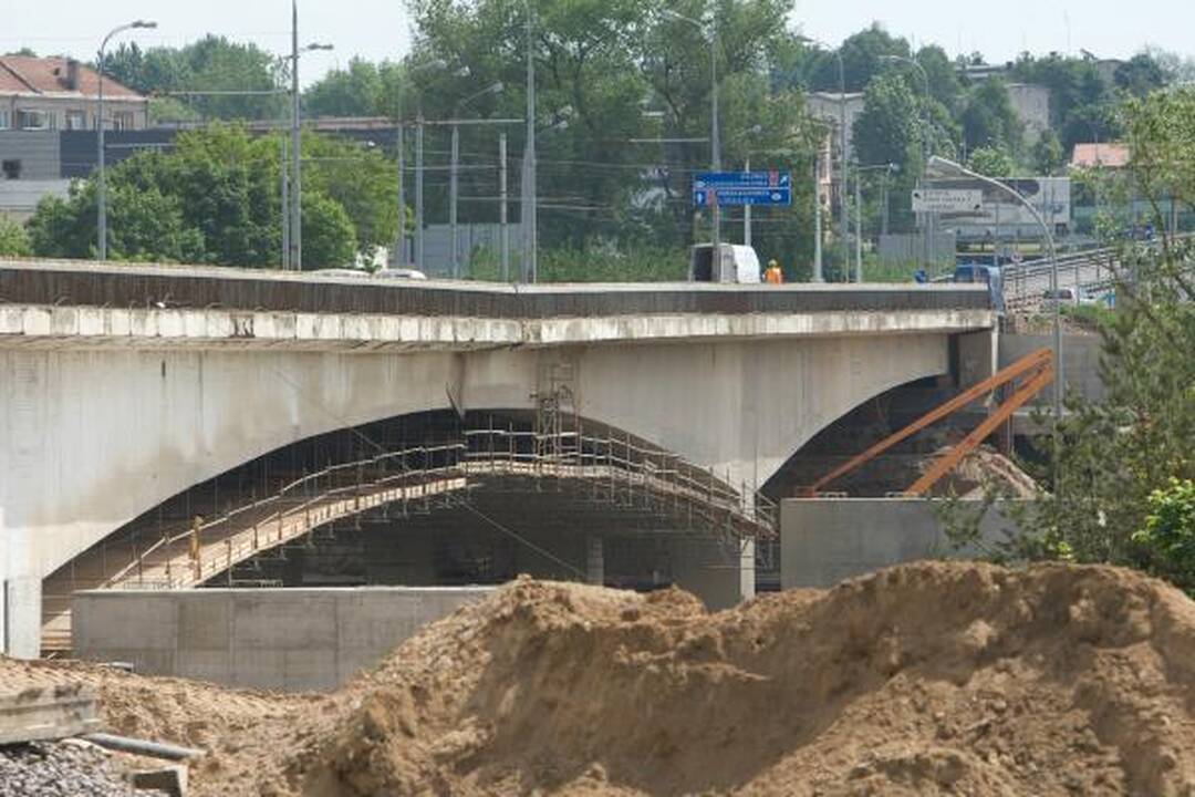 Lazdynų tiltas – saugus, bet uždarytas