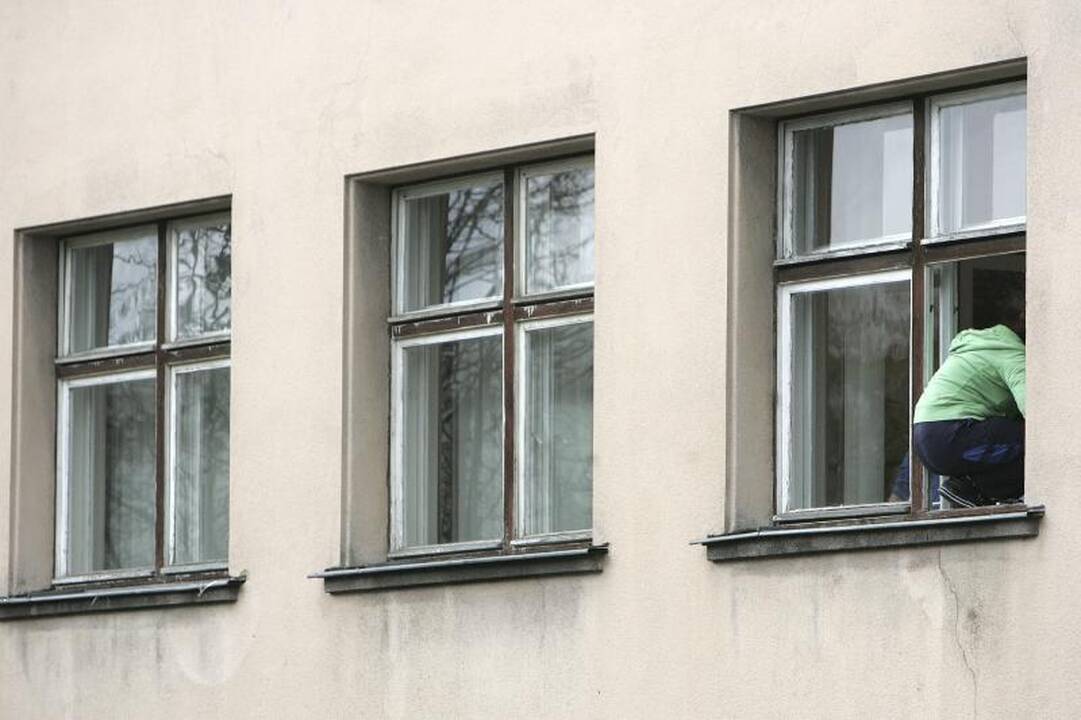 Klaipėdoje du žmonės mirė iškritę pro langą
