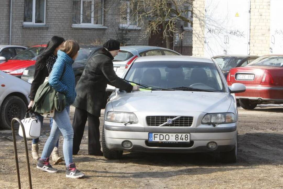 Už mašinas           ant žolynų – baudos