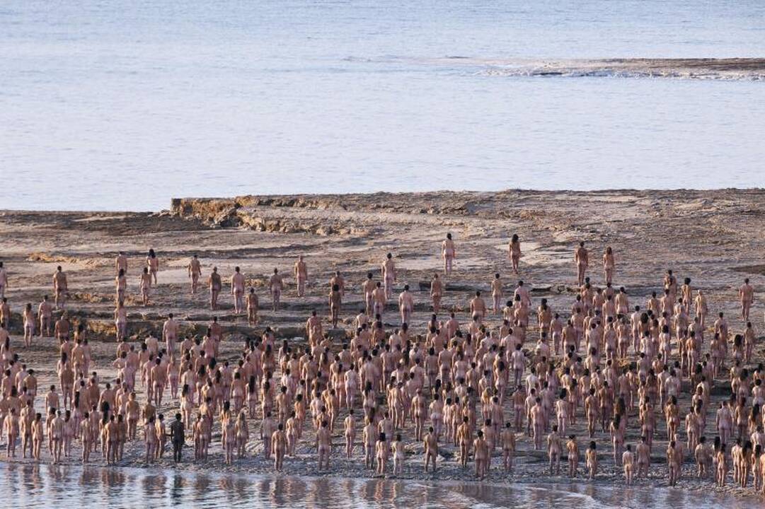 Kol kaltininkai kratosi atsakomybės, Negyvoji jūra miršta