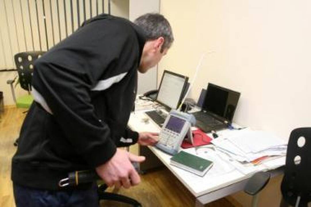 Trikdžiai: vakar redakcijos patalpas apžiūrėję specialistai ieškojo pasiklausymo įrenginių.