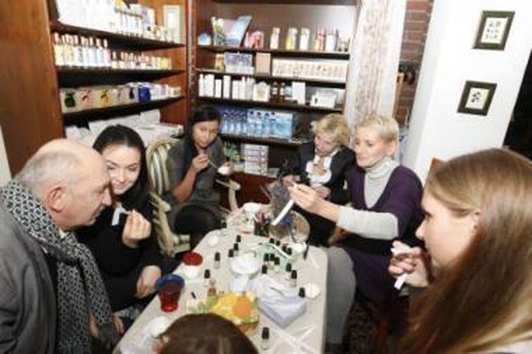Kūryba: konkurso nugalėtojams – S.Jokužiui, I.Grubliauskienei, R.Kalnutytei ir I.Gailiutei – nepasiklysti kvapų pasaulyje padėjo aromaterapeutė Edita Vigelytė.