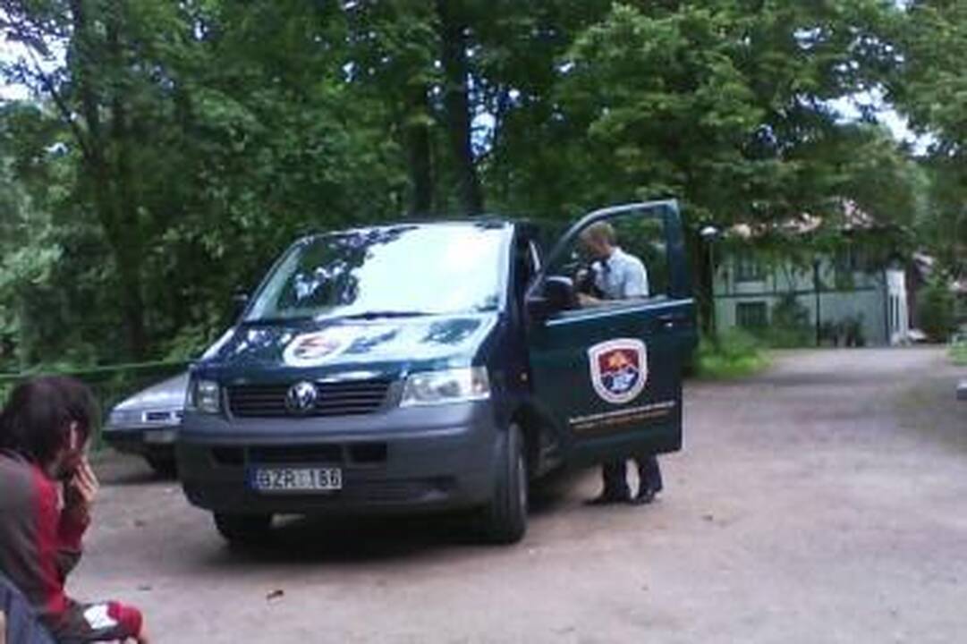 Įkliuvo: T.Tukačiauskas užfiksuotas tarnybiniu automobiliu vežęs šeimą iš delfinariumo. "Klaipėdos" skaitytojo nuotr.