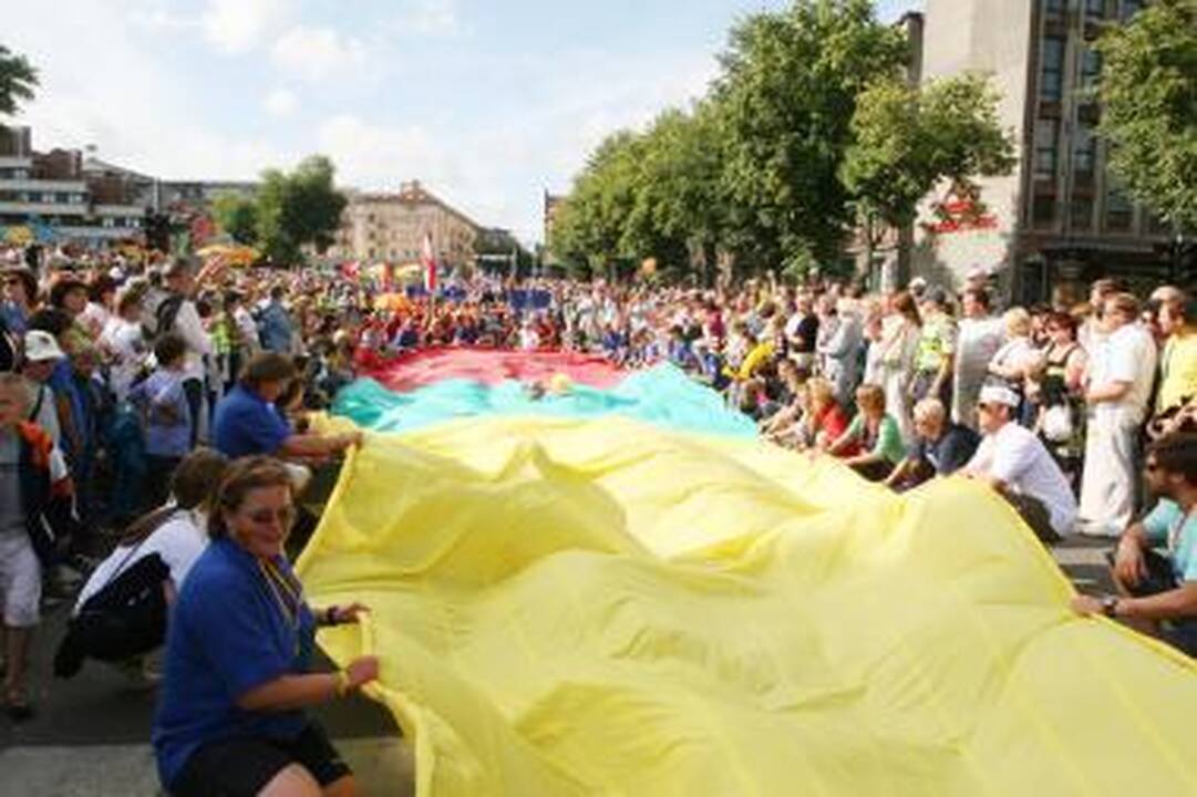 Per regatos dalyvių paradą milžinišką mūsų valstybės vėliavą išskleidė jachtos "Lietuva" buriuotojai.