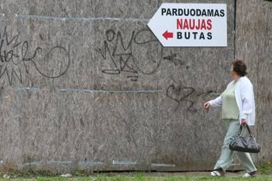 Reklama: sustingus rinkai, skelbimai, siūlantys pirkti, peržengė laikraščių bei interneto ribas ir įsitaisė ant langų bei tvorų.