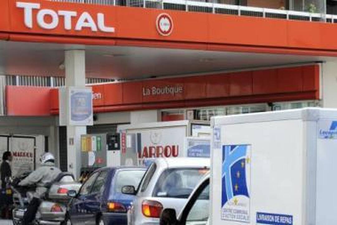 Blokada: Prancūzijoje jau savaitę streikuoja bendrovės "Total" naftos perdirbimo gamyklų darbuotojai. Dėl to 249 degalinės "Total" vakar liko be vienos ar kelių rūšių degalų.