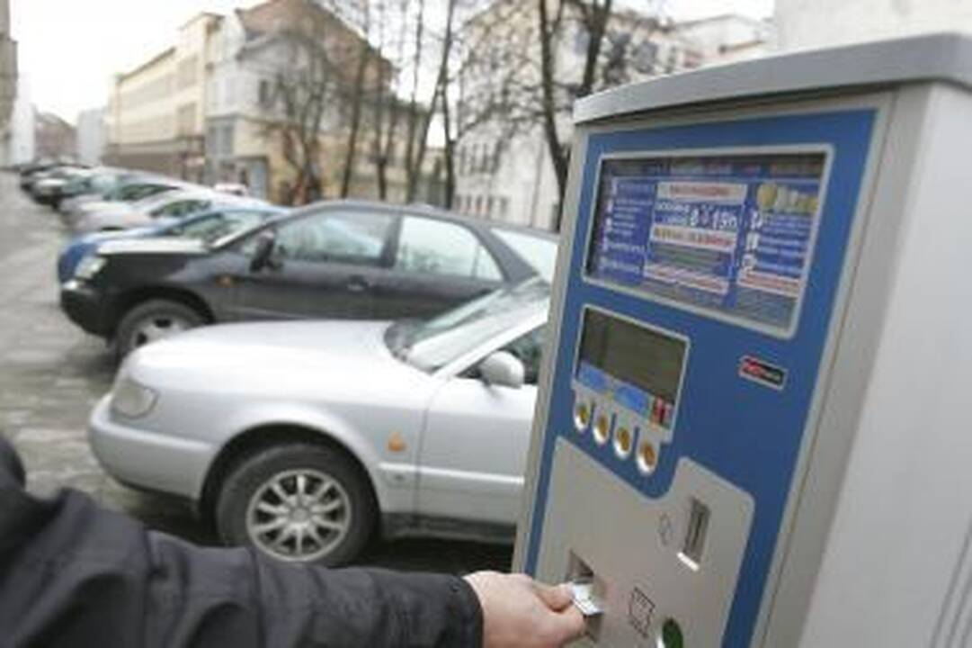 Finansai: raudonąją zoną pavertus mėlynąja, tam, kad automobilį būtų galima palikti valandai, prireiks tokios krūvos metalinių litų.