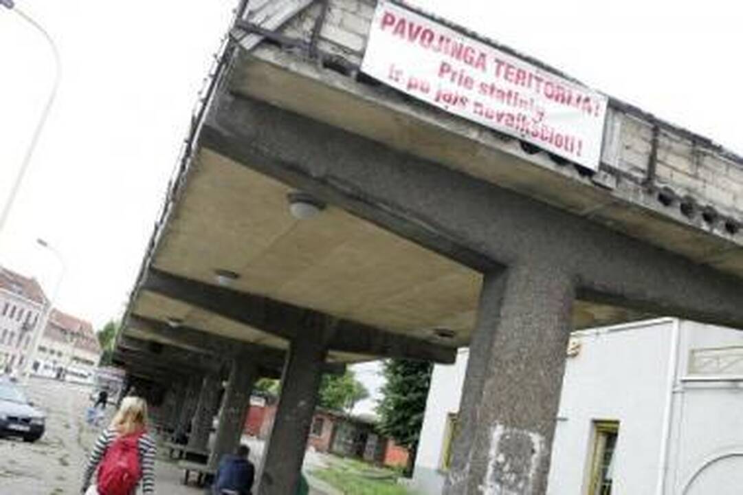 Nuojauta: avarinės būklės autobusų stotele niekas deramai nepasirūpina.