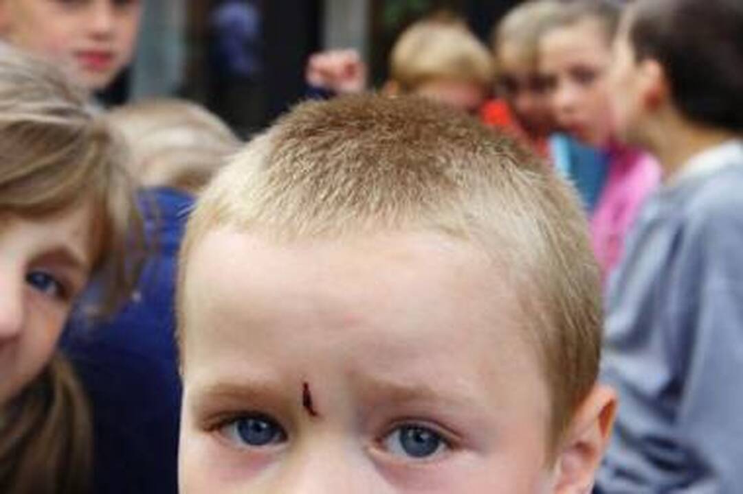 Apsauga: už fizinio skausmo sukėlimą vaikams suaugusieji baudžiami griežtomis bausmėmis.