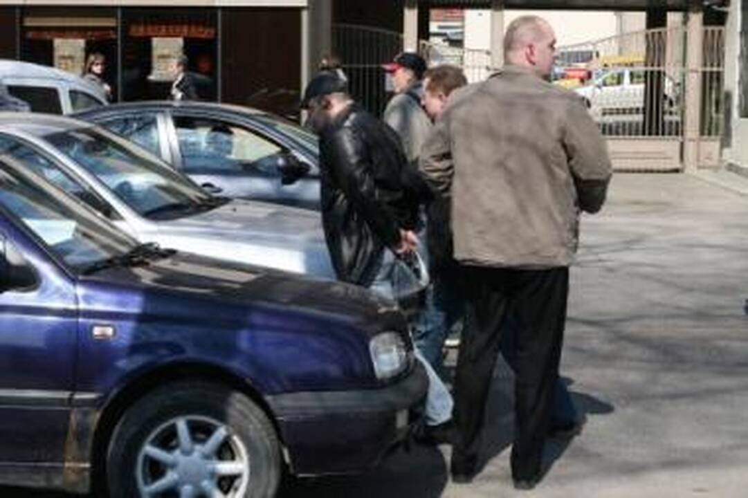 Sulaikymas: pareigūnai sulaikė ne kartą teistą Jevgenijų visai greta piketuotojų būrio.