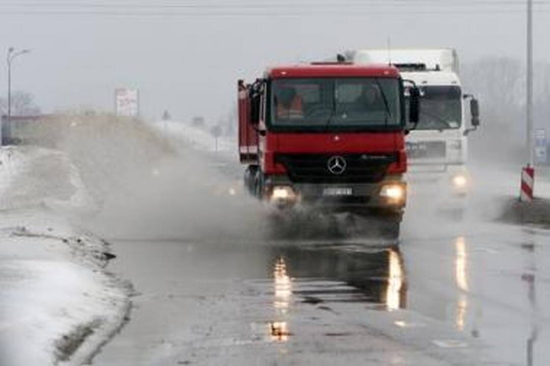 Vanduo: ant važiuojamosios kelio dalies jau telkšo didelės pelkės.