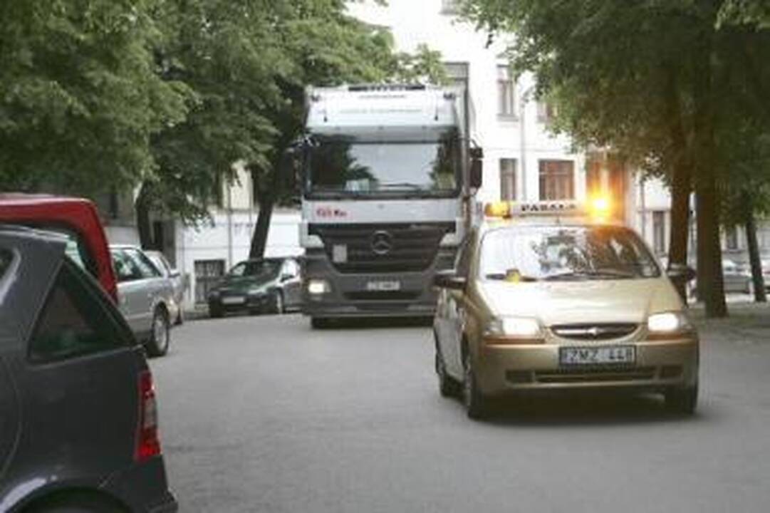 Apsauga: kelionėje šedevrus lydėjo saugos firmos ekipažas.