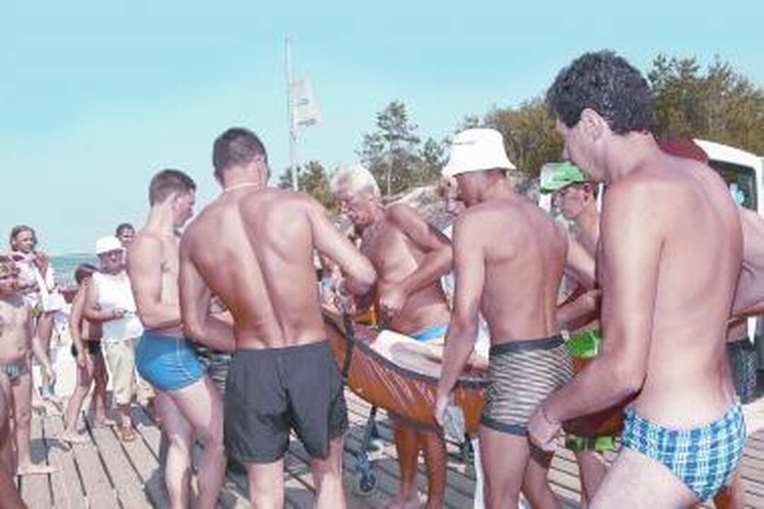 Pasekmės: bangos traukia poilsiautojus į jūrą, tačiau neatsargios maudynės neretai baigiasi tragedija.