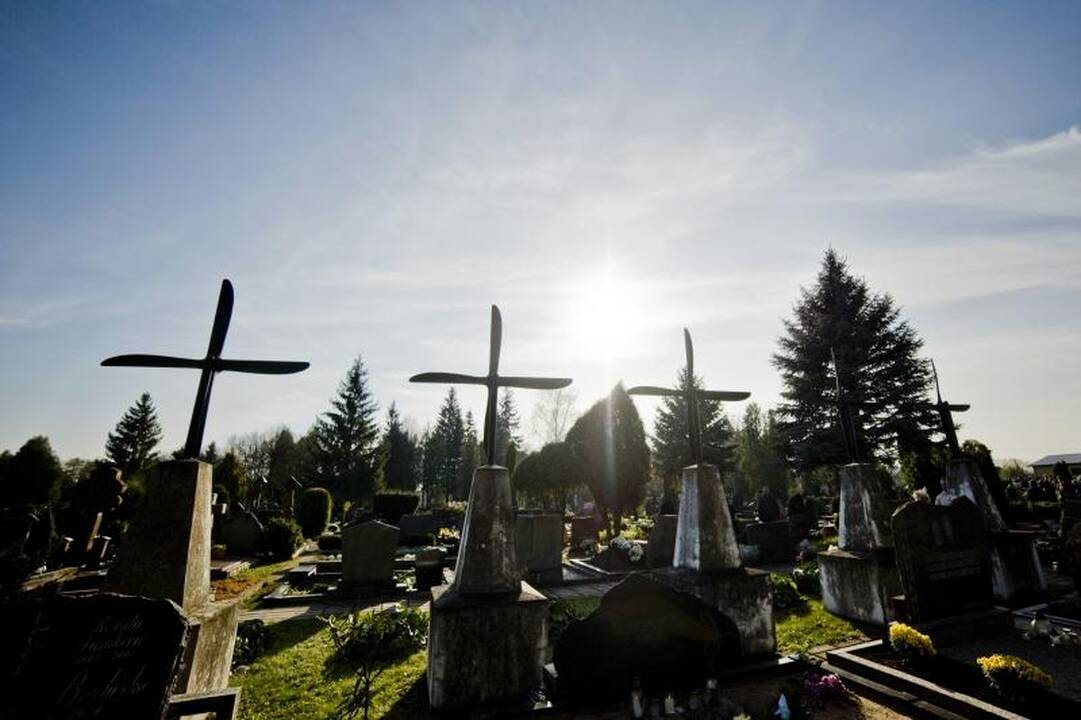 Vogti    iš    mirusiųjų     –    su     visureigiais