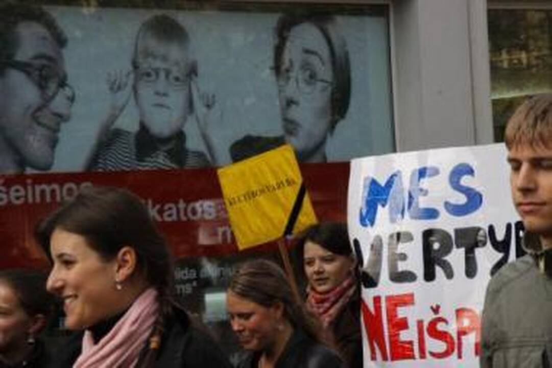 Piketavo: keli šimtai VU Kauno humanitarinio fakulteto studentų išėjo į gatves protestuodami prieš galimą fakulteto reorganizavimą.