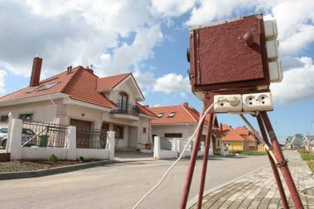 Vargai: brangius namus Kalotėje įsigiję klaipėdiečiai jau metus vargsta dėl elektros, nes kvartalo vystytojai nesivargina sutvarkyti infrastruktūros, nors pinigus susirinko.