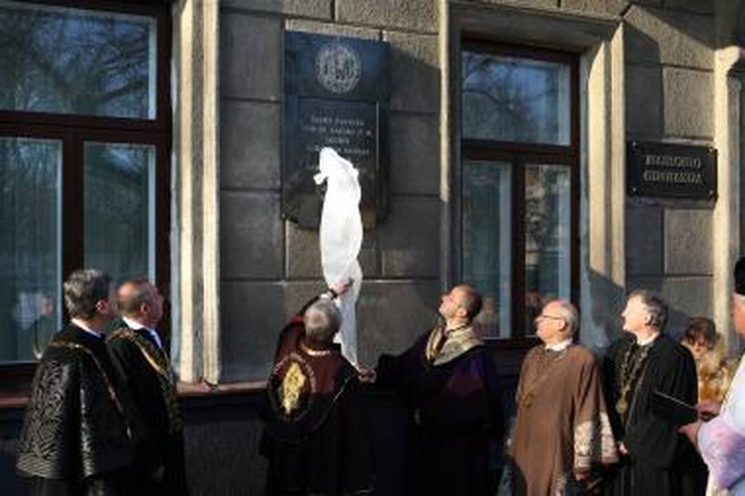 Atminimo lentos Kaune atidengiamos ir kitų institucijų bei privačių asmenų lėšomis.