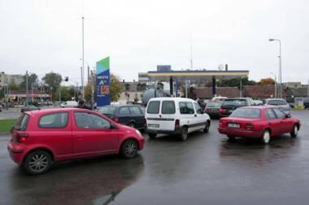 Stebuklas: tokių degalų kainų sostinės vairuotojai jau senokai nematė.