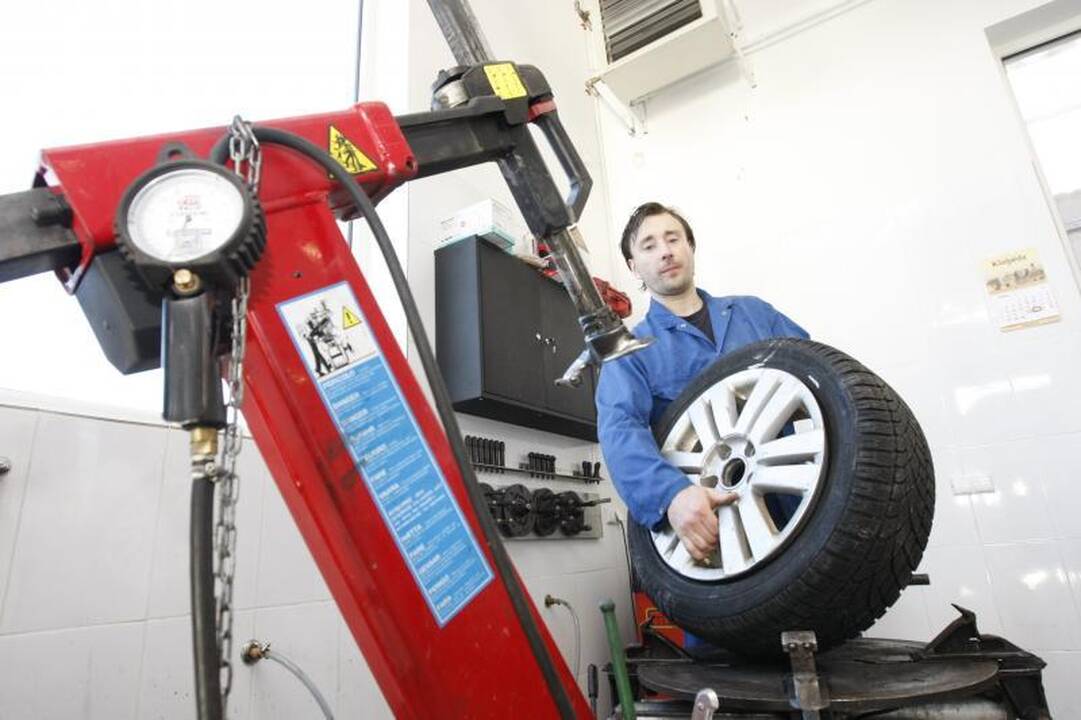 Autoservisuose – spūstys dėl padangų   