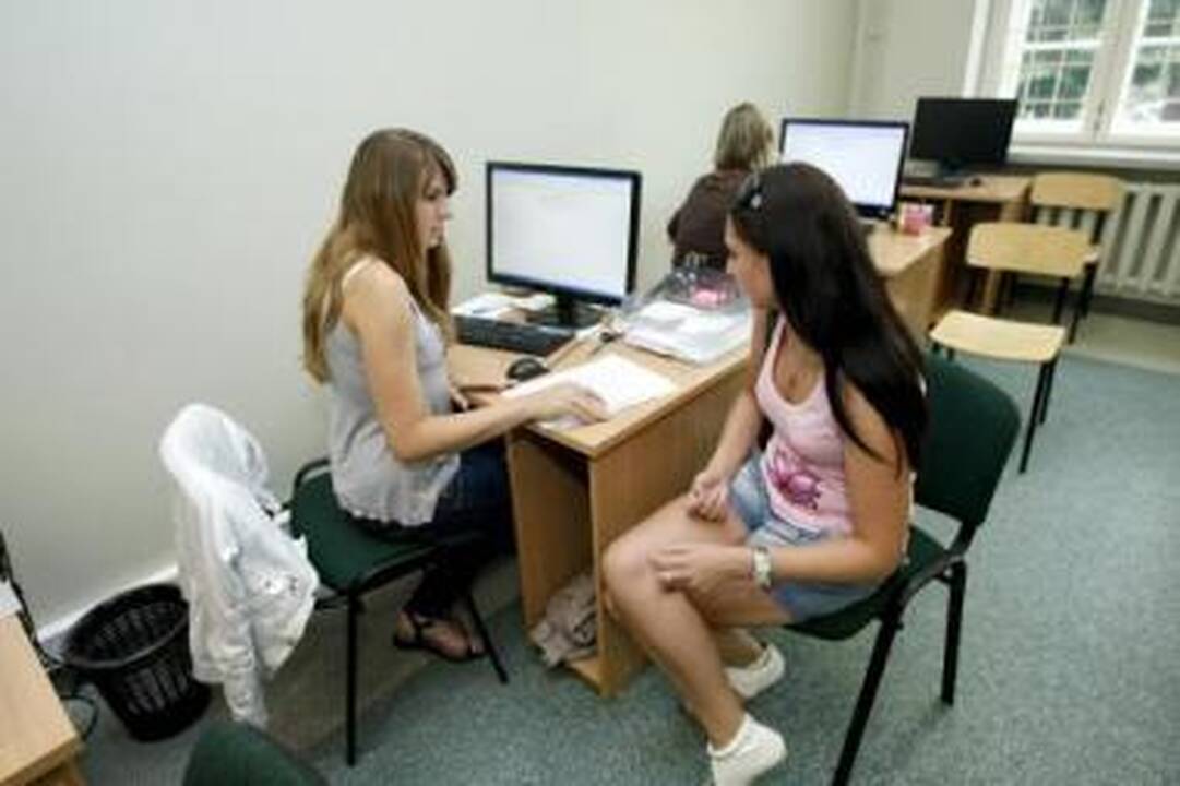 Procesas: į KU priėmimo komisiją atvykę abiturientai apsisprendimą studijuoti šioje aukštojoje mokykloje patvirtino sutartimis.
