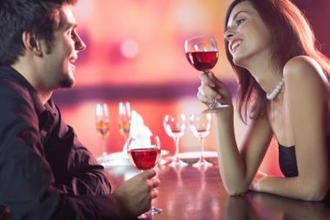 Flirtas: suvilioti vyrą galima ir galvos pasukimu