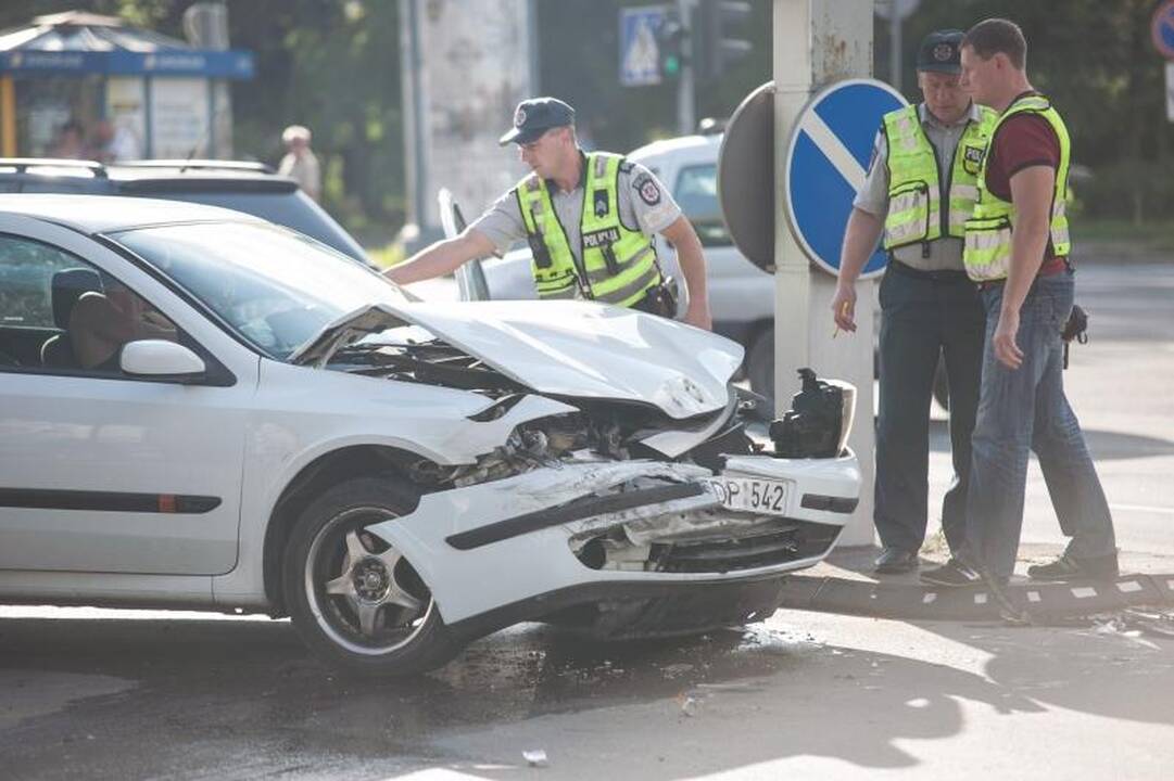 Draudikai avarijos žalą nustato aklai   