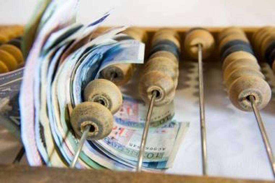 Abejingumas: greitųjų paskolų bendrovės per metus jaunam vaikinui "prisuko" 21 tūkst. litų, nors jo mama įmonių prašė sūnui pinigų neskolinti.