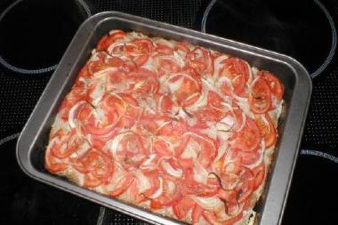 Netikras zuikis su pomidorais