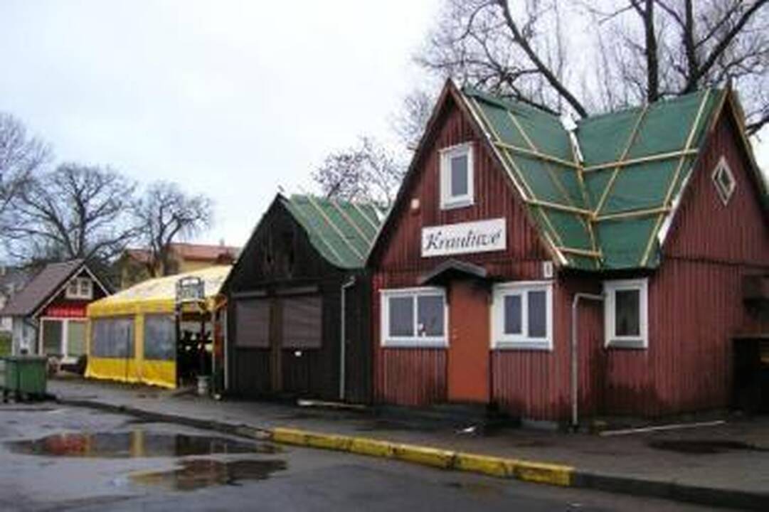 Laikinu pastatu vadinama parduotuvė Juodkrantės centre stovėjo penkiolika metų.