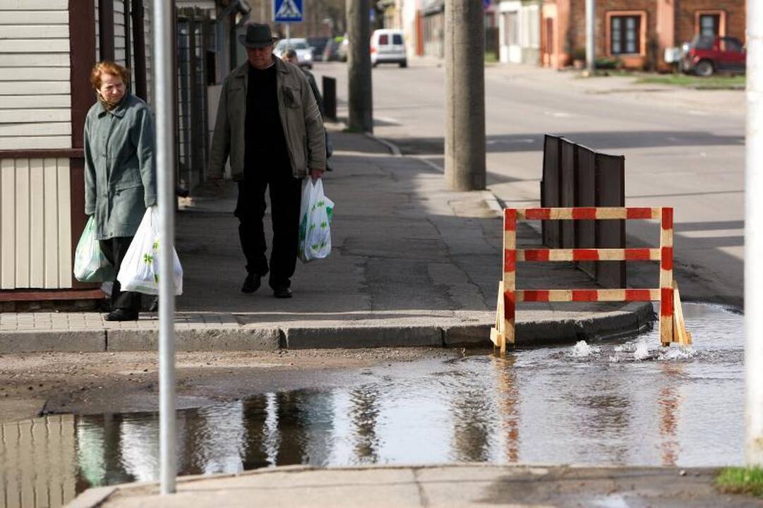 Iš gatvės šulinio – vandens fontanas. Kas padengs nuostolius?