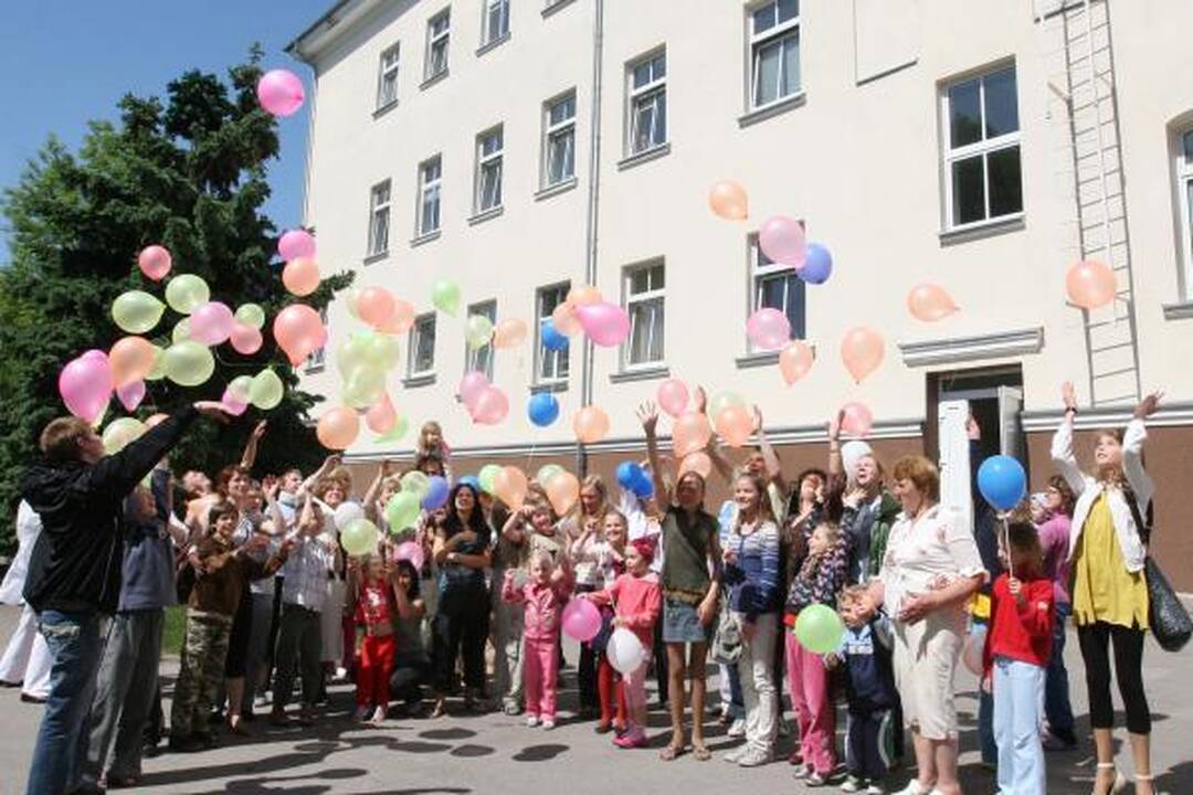 Draugystė: studentai su kūdikių namų auklėtiniais prisiminė vaikystės žaidimą "Jurgeli, meistreli".