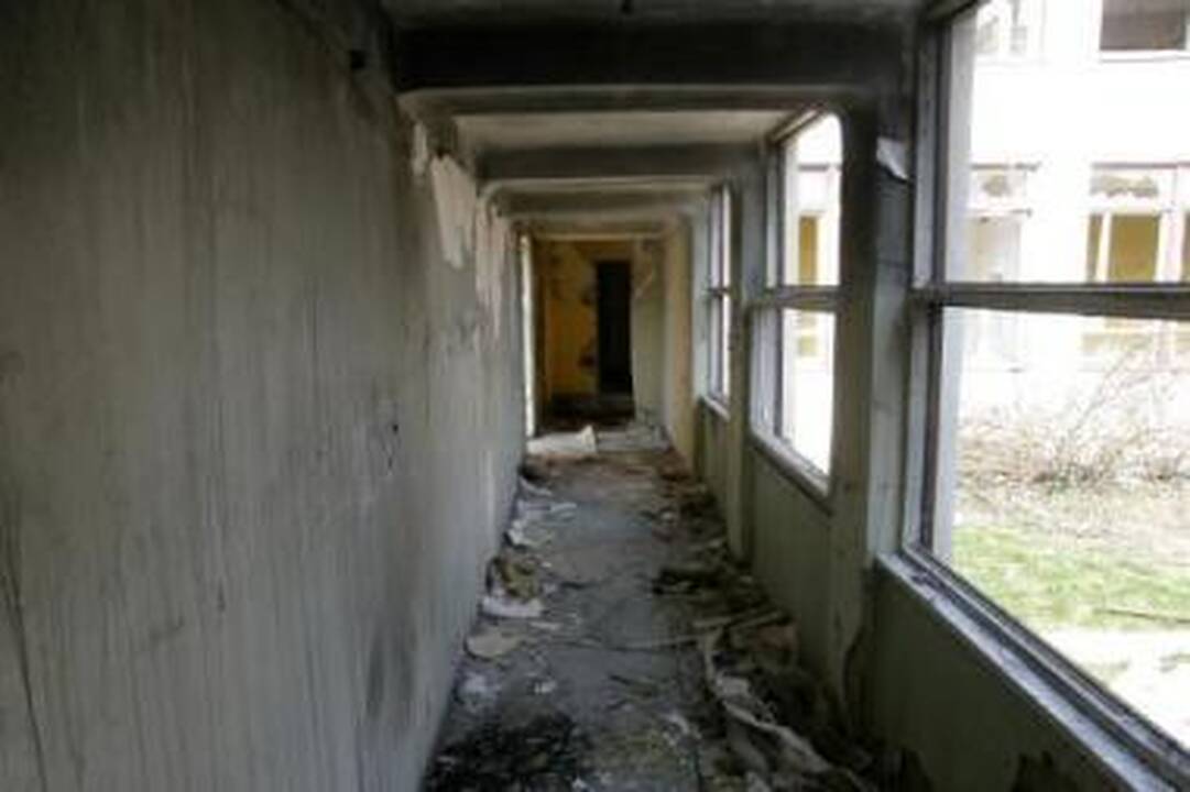 Apleistas: Kurčiųjų ir neprigirdinčiųjų mokyklos pastatas liko be priežiūros ir buvo iškart išplėštas.