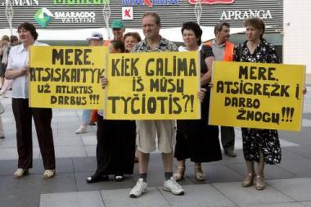 Nerimas: jeigu savivaldybė greitu laiku nesumokės nemažos dalies skolų, kiemsargiai gali likti ne tik be algų, bet ir be darbo.