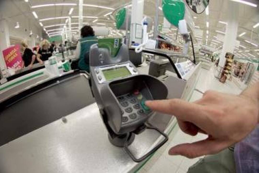Saugiau: prekybininkai nerimauja, kad įdiegus PIN kodų skaitytuvus prie kasų kurį laiką gali susidaryti ilgesnės eilės, tačiau pirkėjai turėtų greitai įprasti prie naujovės.