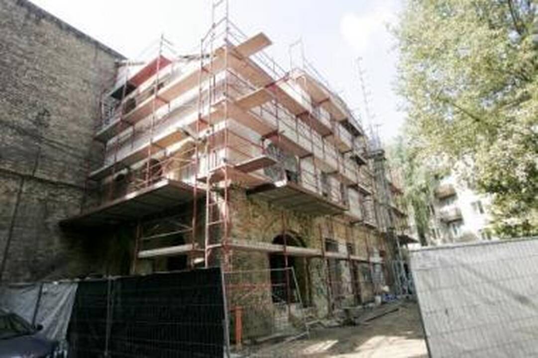 Pastangos: prie Vilniaus gatvėje 25 numeriu pažymėto statinio uoliai pluša bendrovės "Sivysta" darbininkai.