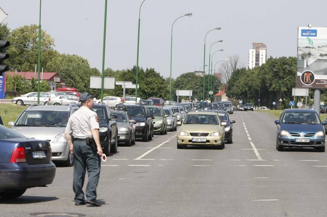 Eilę į „Smiltynės perkėlos“ keltus reguliuoja policininkai
