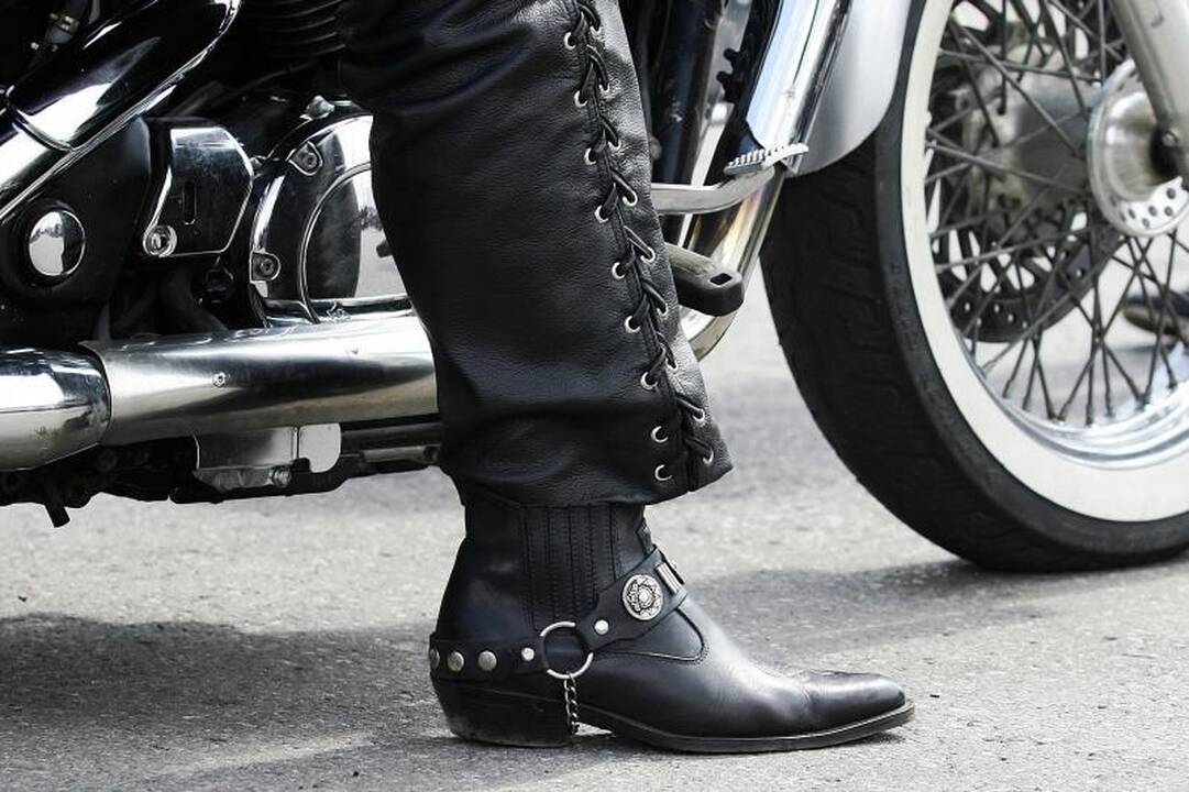 Jaunai motociklininkei pakirpo sparnelius