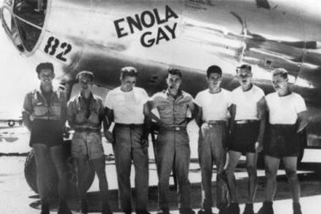 Komanda: iš "Enolos Gay" įgulos, numetusios pirmą istorijoje branduolinę bombą, prisiminimais šiandien gali pasidalyti tik Th.Van Kirkas (trečias iš kairės).