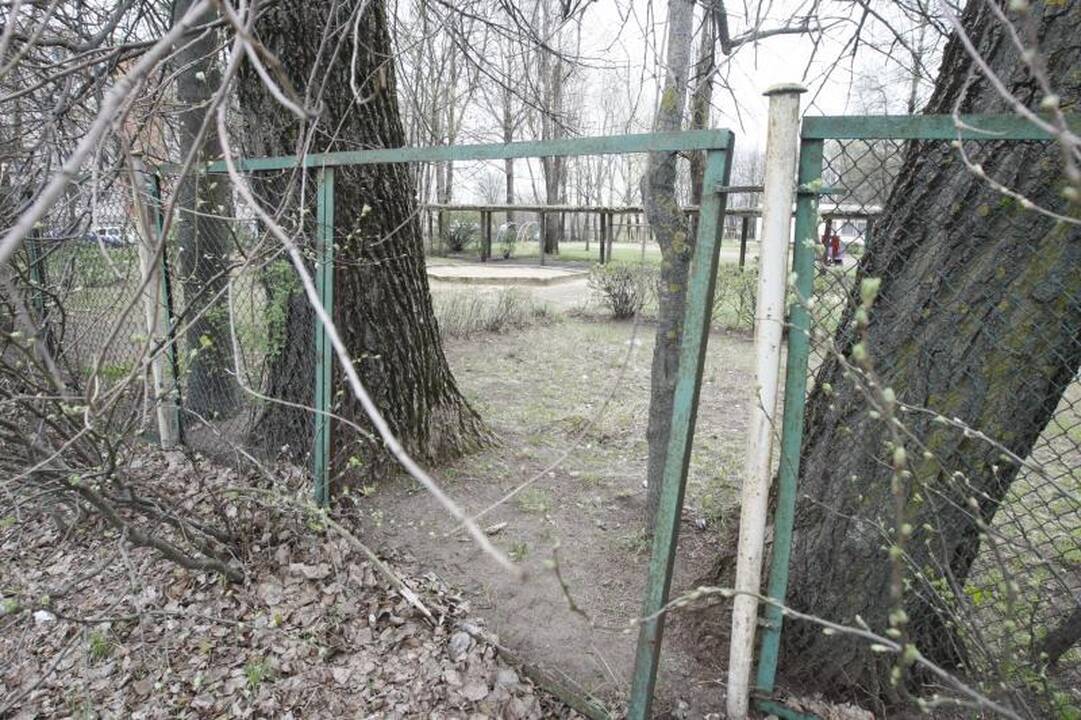 Metalo vagys vėl nugvelbė gabalą darželio tvoros