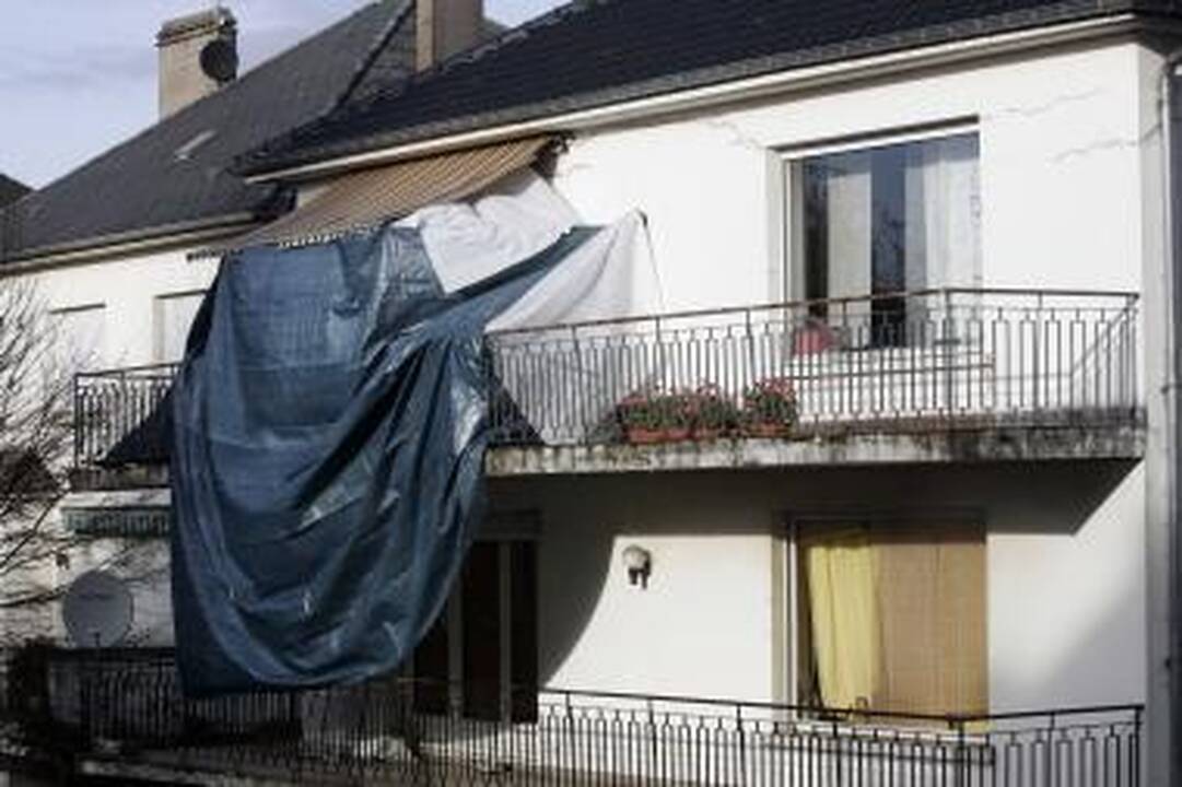 Politikas griebėsi ginklo