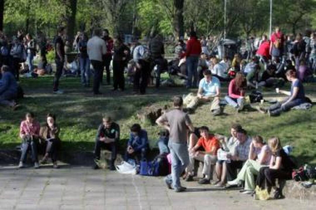 Pertrauka: prieš bendras pamaldas piligrimai poilsiavo Sereikiškių parke.