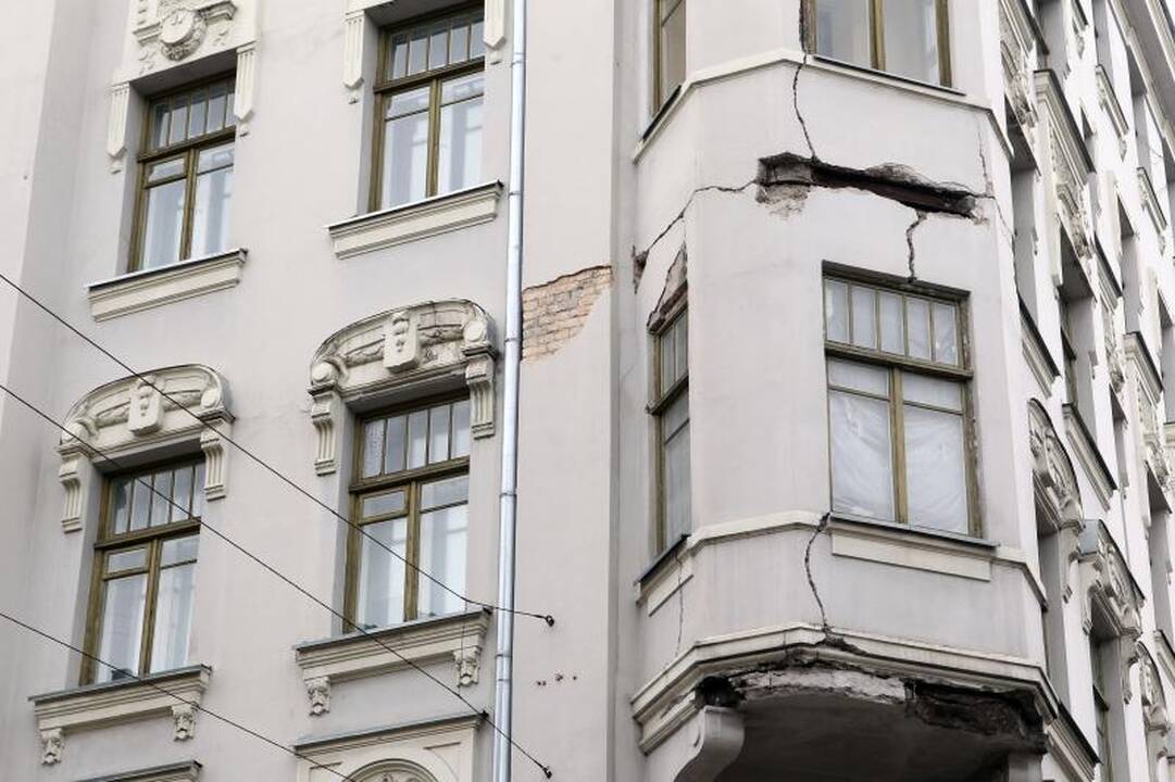 Griūvantis namas gąsdina žmones, valdininkai bėdos nemato