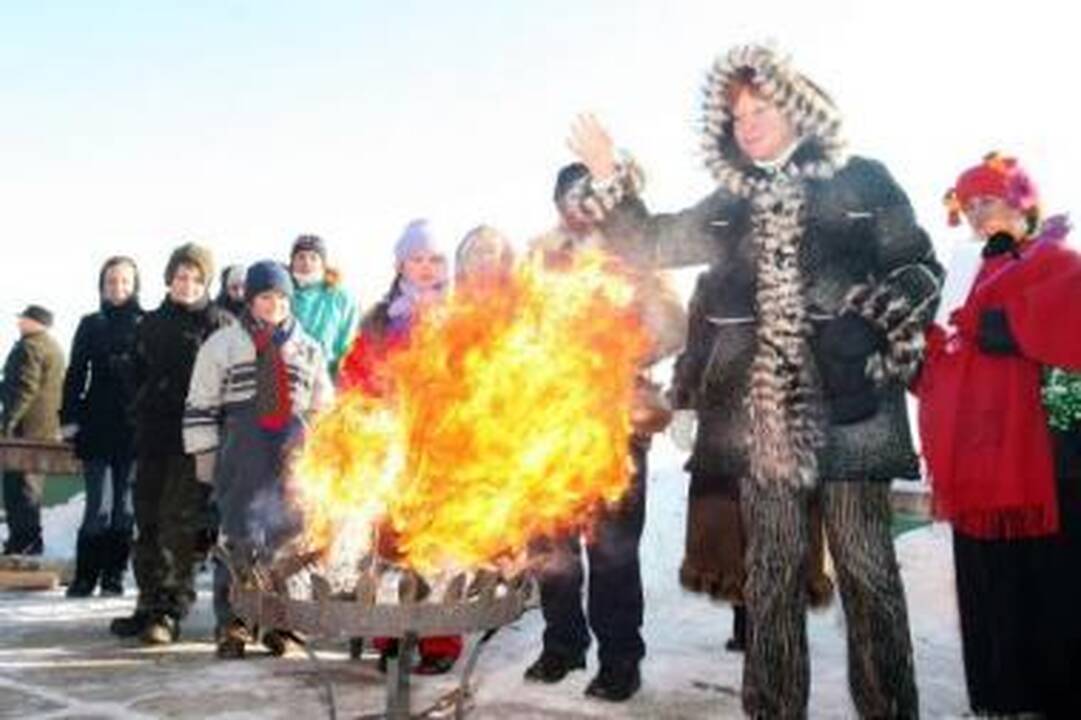 Tradicija: prie gintaro aukotojų prisijungė ir R.Morozovaitė (antra iš dešinės).