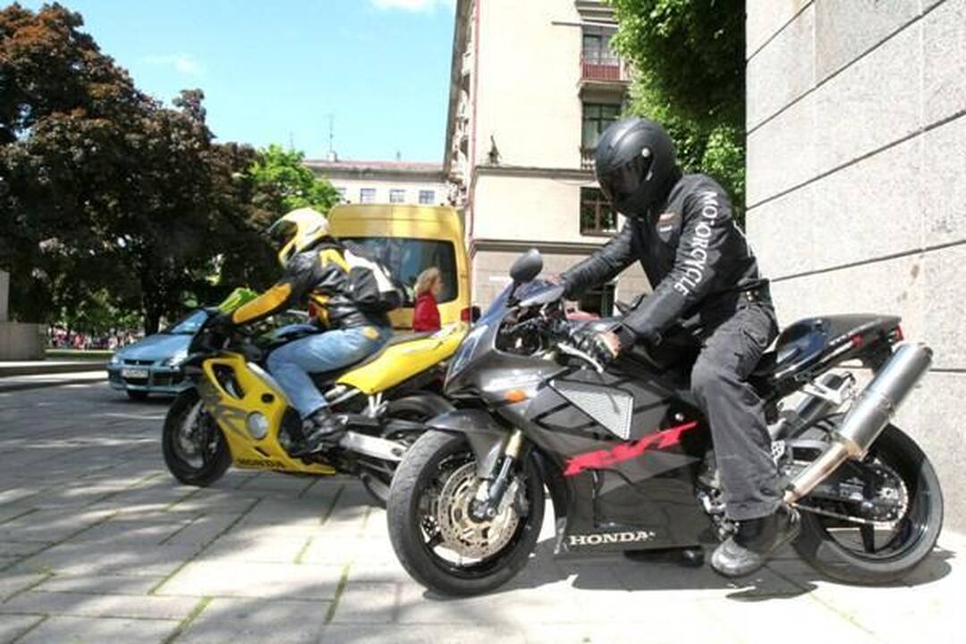 Motociklininkams primena taisykles