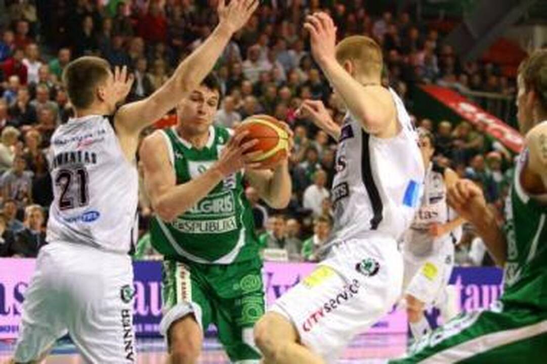Užtvaros: vilniečiai agresyvia gynyba išmušė "Žalgirio" krepšininkus iš vėžių.
