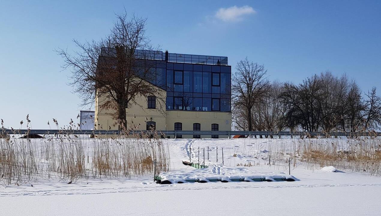 Kompleksas: garsioji sodyba ir ant tilto liekanų pastatytas namelis.