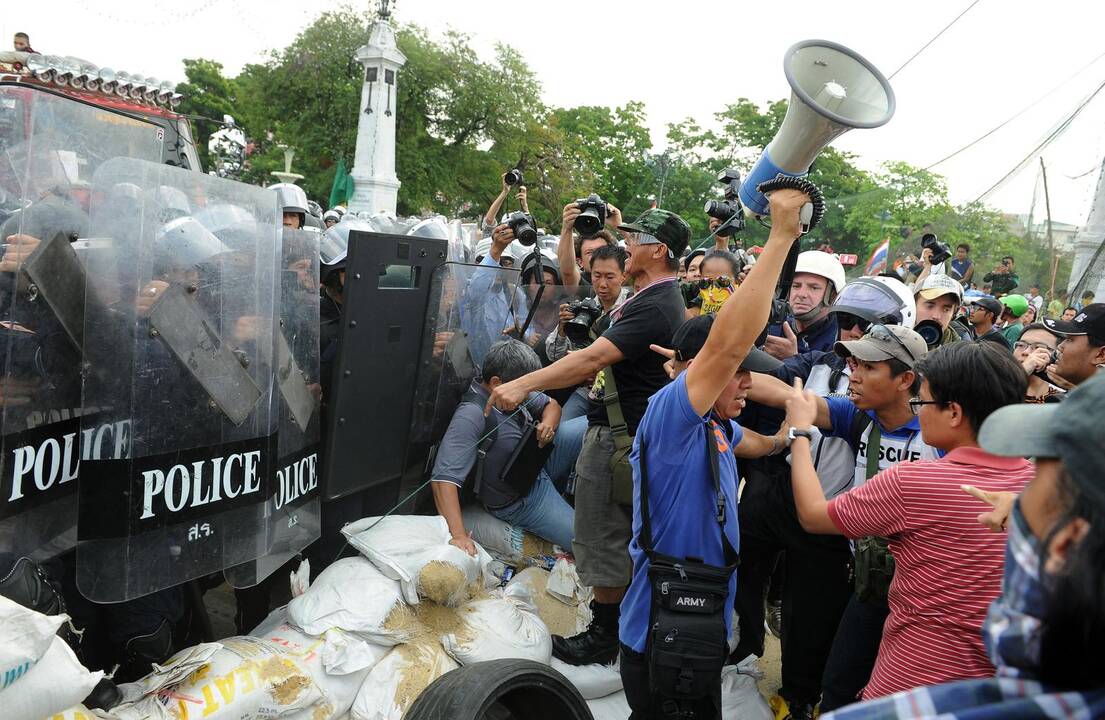 Riaušių policija ėmė ardyti protestuotojų palapines ir per garsiakalbius perspėjo demonstrantus nesipriešinti šiai operacijai.