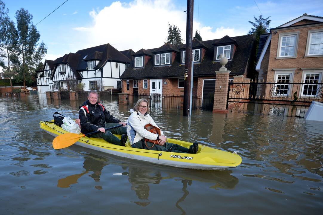 Temzė užliejo miestelius aukščiau Londono.